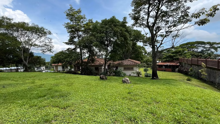 Venta. Santa Ana. Propiedad para desarrollar.