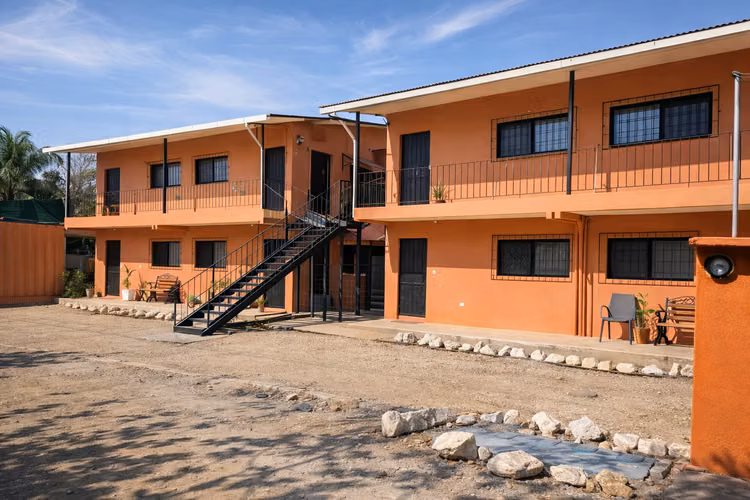 8 apartamentos amoblados y equipados a metros de Playa Tamarindo, Guanacaste.