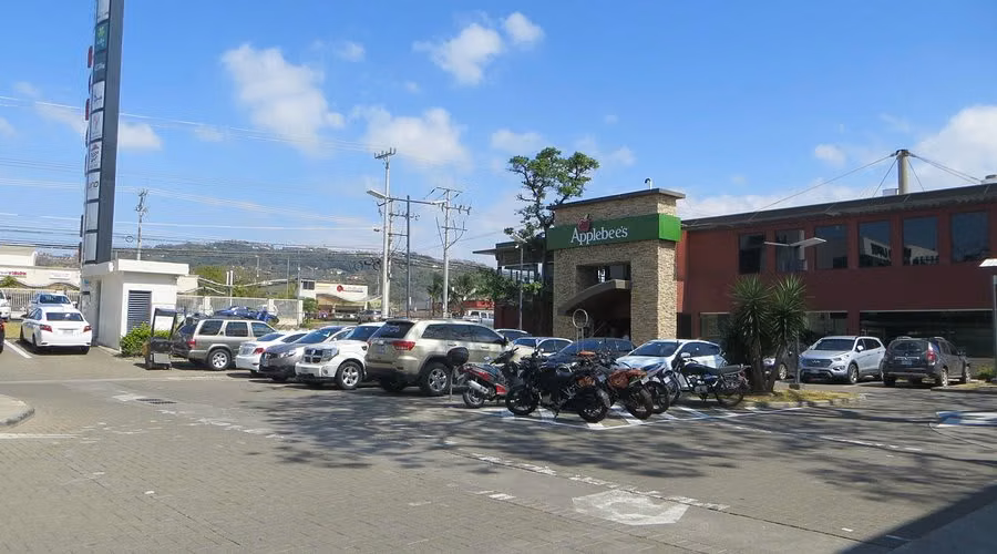Locales comerciales y para restaurante en Momentum Lindora