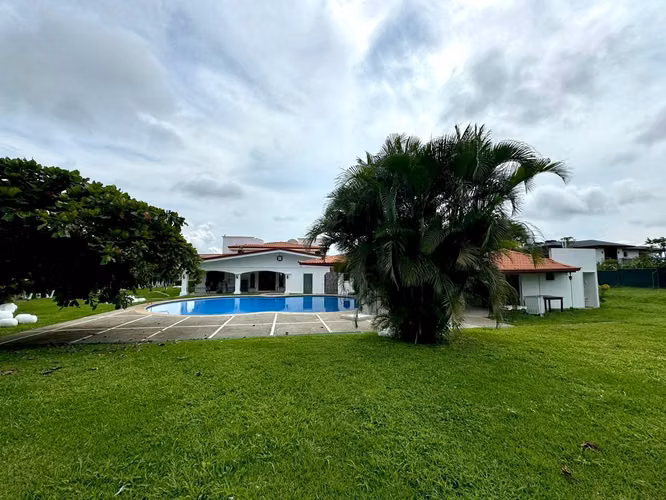 SE VENDE O SE ALQUILA CASA EN LA GUÁCIMA