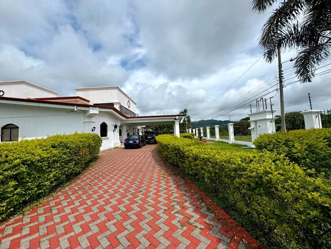 SE VENDE O SE ALQUILA CASA EN LA GUÁCIMA