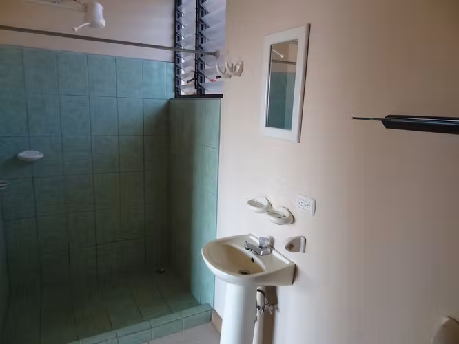 *CON COCHERA Y SERVICIOS, CERCA DE UNIVERSIDADES* Apartoestudio en San Pedro (Lourdes) - Imagen 9