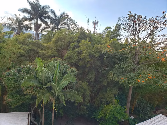 Escazu, condominio con Linda vista al oeste, cerca de todo, con muebles y línea blanca. - Imagen 3