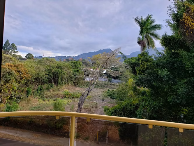 Escazu, condominio con Linda vista al oeste, cerca de todo, con muebles y línea blanca. - Imagen 2