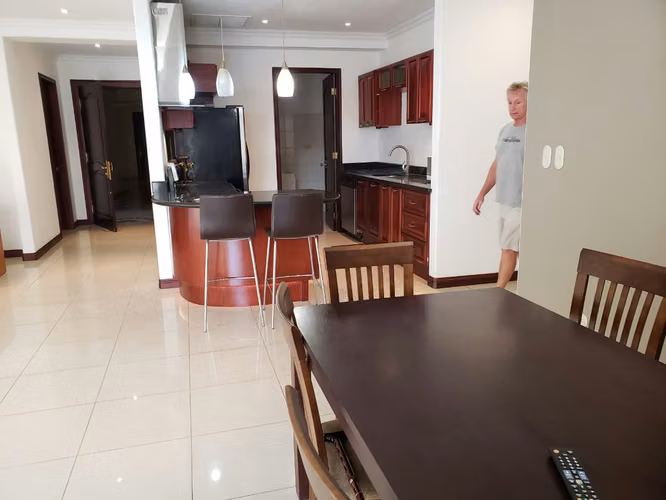 Escazu, condominio con Linda vista al oeste, cerca de todo, con muebles y línea blanca. - Imagen 4