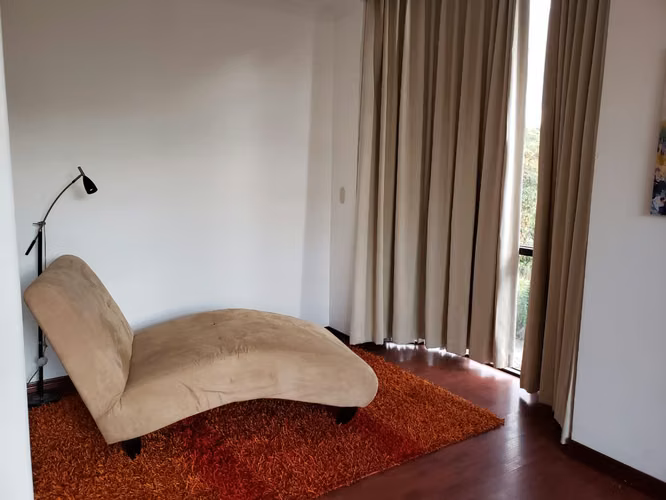 Escazu, condominio con Linda vista al oeste, cerca de todo, con muebles y línea blanca. - Imagen 12
