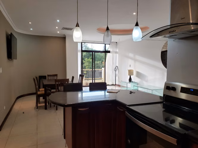 Escazu, condominio con Linda vista al oeste, cerca de todo, con muebles y línea blanca. - Imagen 5