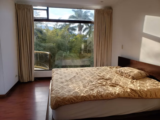 Escazu, condominio con Linda vista al oeste, cerca de todo, con muebles y línea blanca. - Imagen 7