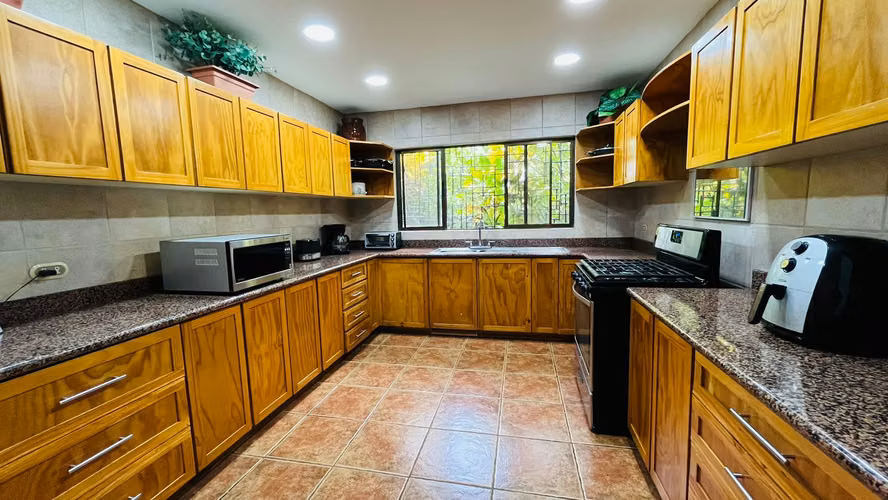 Venta. Escazu, Real de Pereira. Casa con area verde y piscina. - Imagen 17