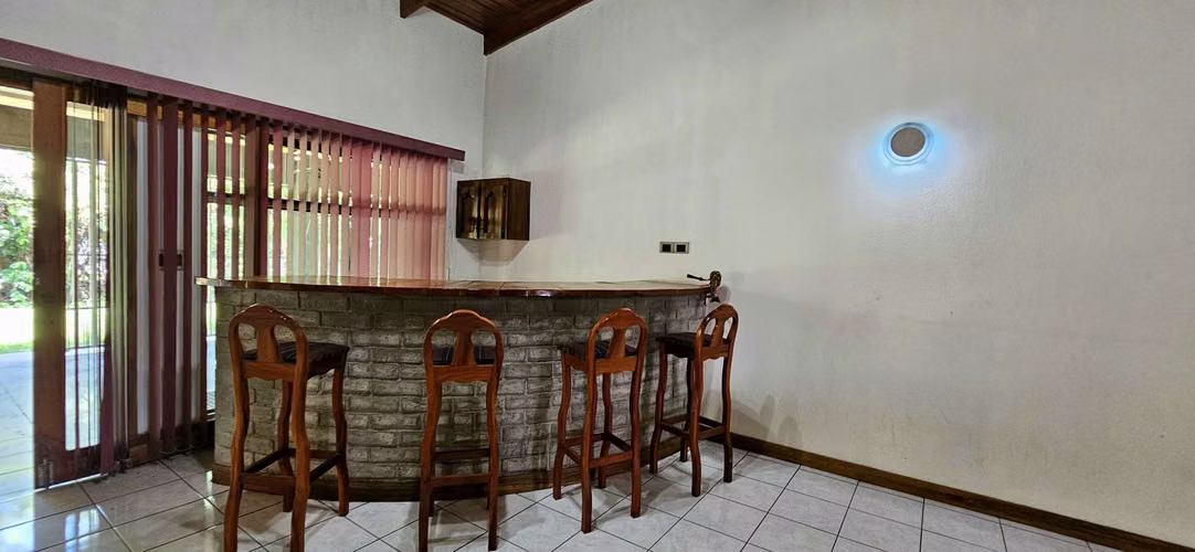 Casa en venta en San Rafael de Escazú, amplio lote, finas maderas, con jacuzzi y casa de servicio - Imagen 7