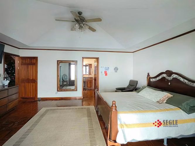 Venta de casa de una planta en Santa Ana.