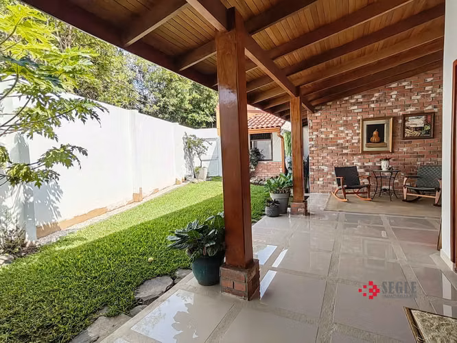 Venta de casa de una planta en Santa Ana.