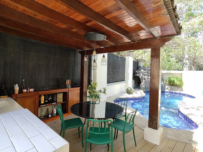 Casa con piscina en venta, Santa Ana.