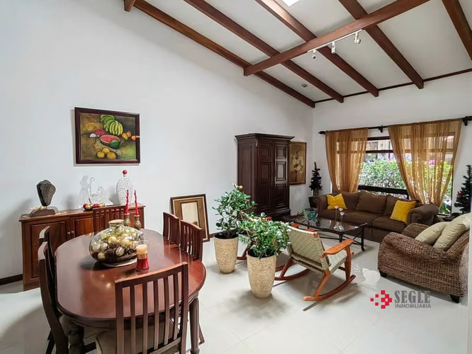 Venta de casa de una planta en Santa Ana.