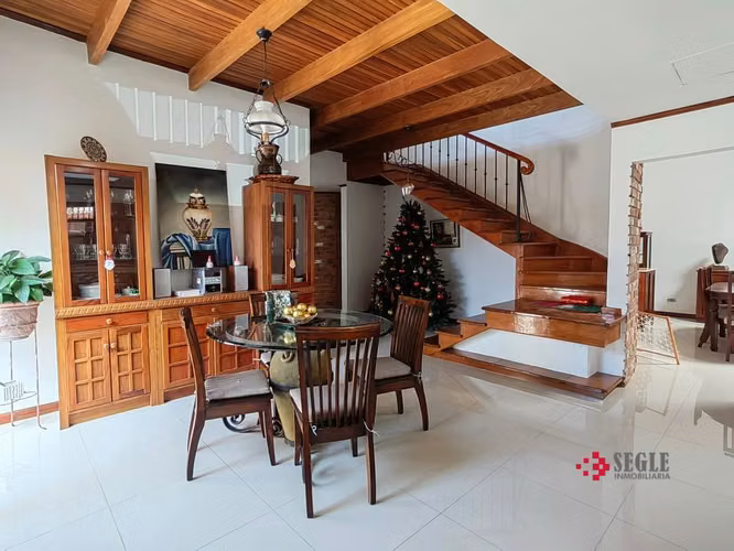 Venta de casa de una planta en Santa Ana.