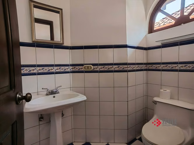 Venta de casa de una planta en Santa Ana.