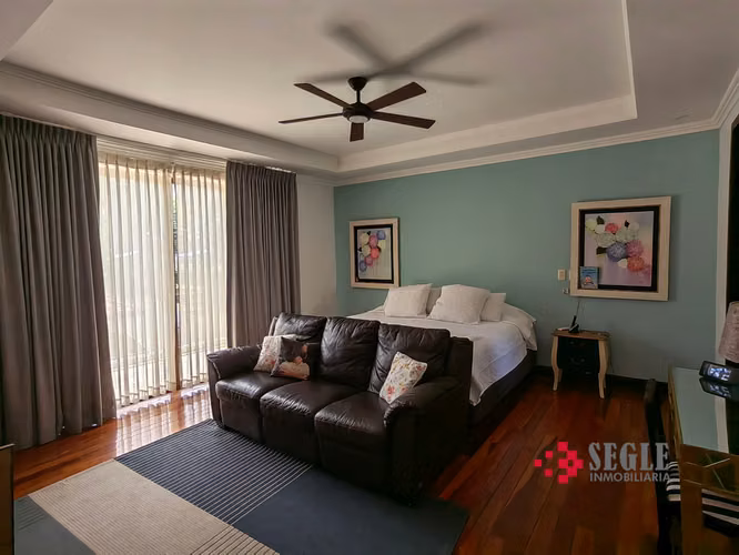 Casa con piscina en venta, Santa Ana.