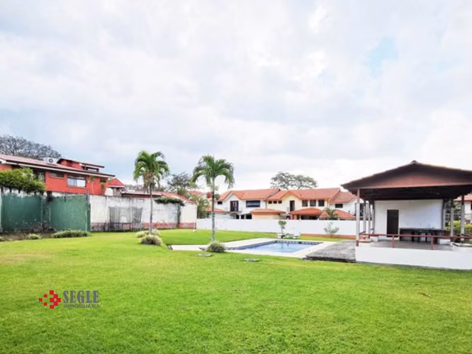 Venta de casa de una planta en Santa Ana.
