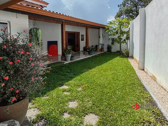 Venta de casa de una planta en Santa Ana.