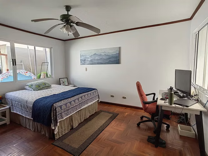 Venta de casa de una planta en Santa Ana.