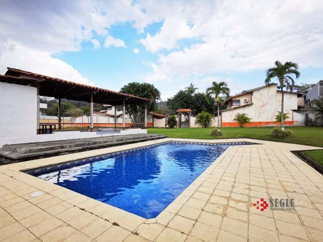 Venta de casa de una planta en Santa Ana.
