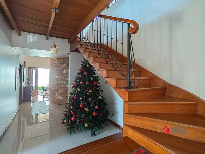 Venta de casa de una planta en Santa Ana.