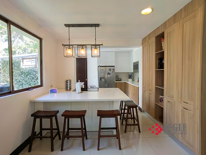 Casa con piscina en venta, Santa Ana.
