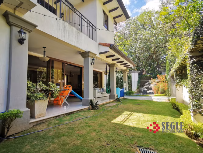 Casa con piscina en venta, Santa Ana.