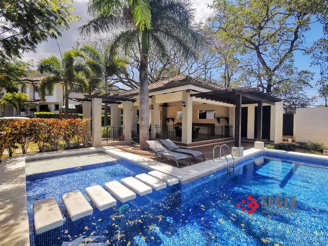 Casa con piscina en venta, Santa Ana.