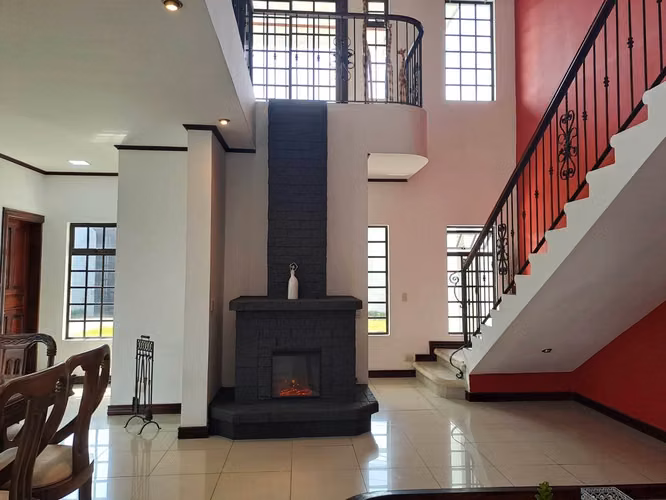 Casa de lujo en Santo Domingo de Heredia con piscina