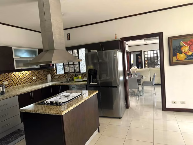 Casa de lujo en Santo Domingo de Heredia con piscina