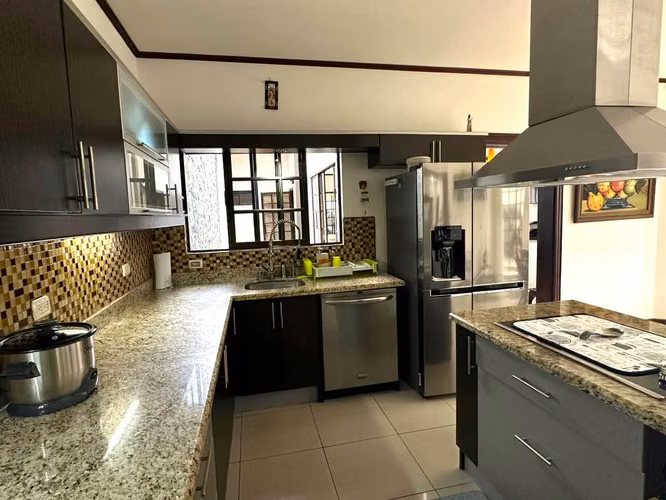 Casa de lujo en Santo Domingo de Heredia con piscina