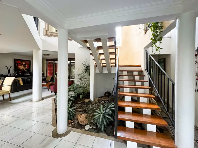 Se vende Casa en residencial privado en Ayarco, Curridabat (AD).