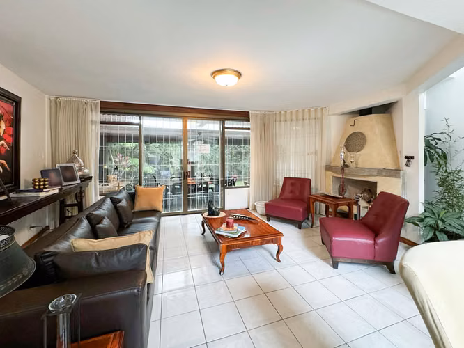 Se vende Casa en residencial privado en Ayarco, Curridabat (AD).