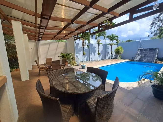 AMPLIA CASA lote de 804m2 CON PISCINA