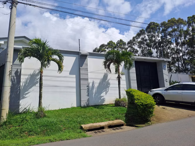 AMPLIA CASA lote de 804m2 CON PISCINA