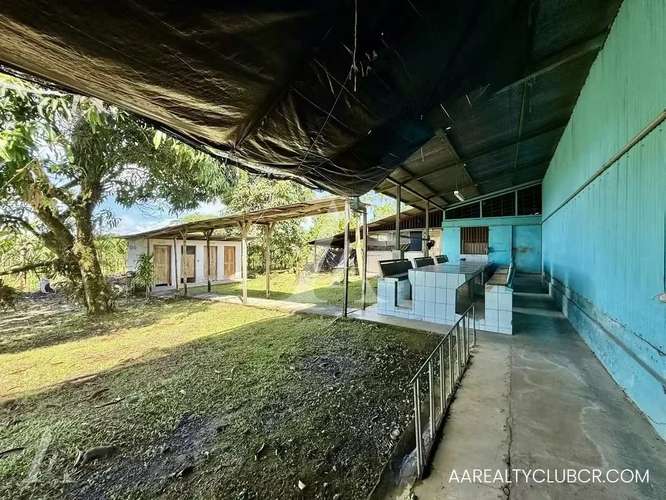 FINCA EN GUÁPILES . USO DE SUELO MIXTO