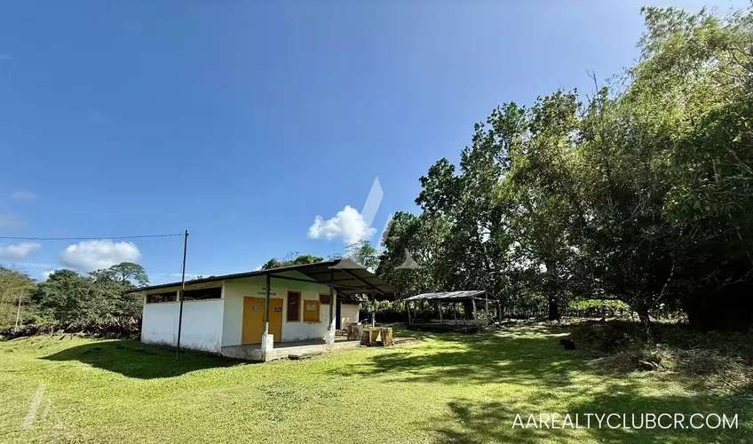 FINCA EN GUÁPILES . USO DE SUELO MIXTO
