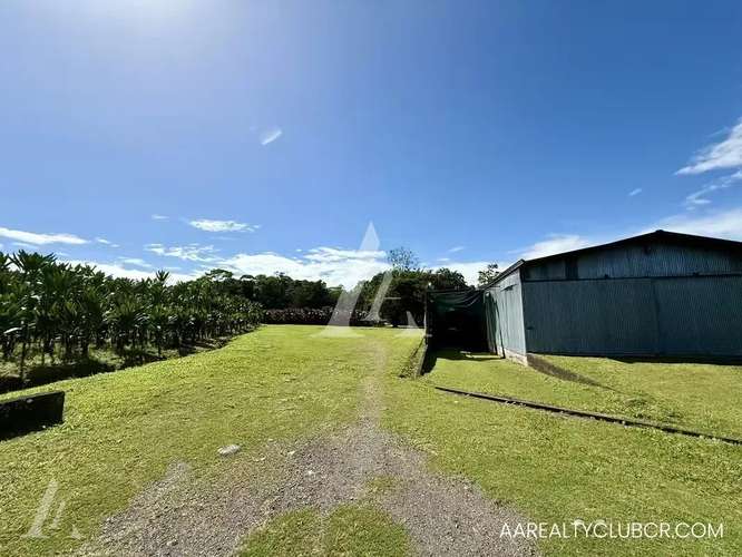 FINCA EN GUÁPILES . USO DE SUELO MIXTO