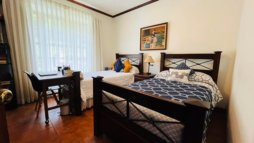 Venta. Coronado. Propiedad con árboles frutales y hermosa vegetación.