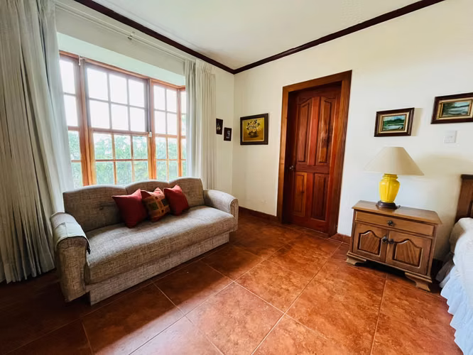 Venta. Coronado. Propiedad con árboles frutales y hermosa vegetación.