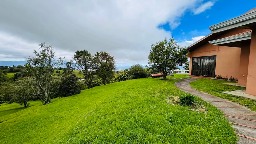 Venta. Coronado. Propiedad con árboles frutales y hermosa vegetación.