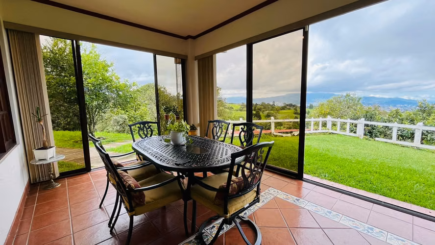 Venta. Coronado. Propiedad con árboles frutales y hermosa vegetación.