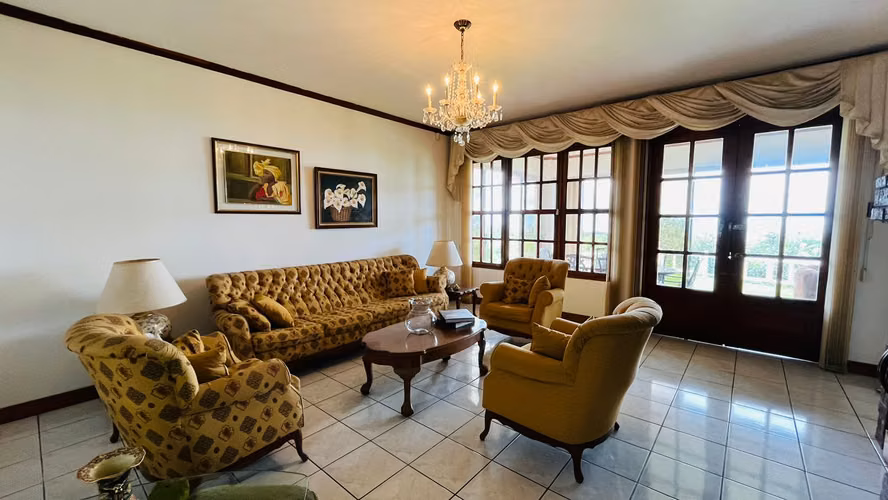 Venta. Coronado. Propiedad con árboles frutales y hermosa vegetación.