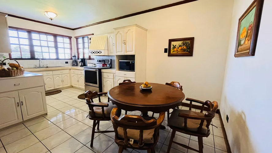 Venta. Coronado. Propiedad con árboles frutales y hermosa vegetación.