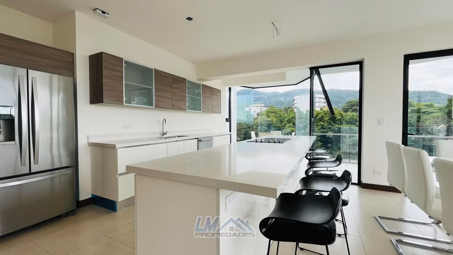 Alquiler. Escazú. Nuevo y moderno apartamento en primera planta. - Imagen 11