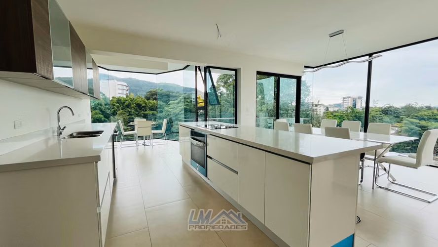 Alquiler. Escazú. Nuevo y moderno apartamento en primera planta. - Imagen 12