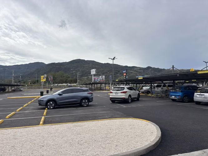 Locales comerciales Santa Ana Piedades 500m2