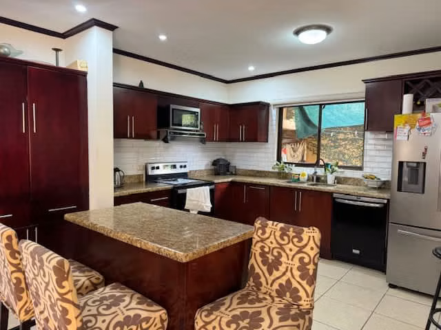 Amplia casa 4 habitaciones en condominio Heredia san Joaquin de Flores - Imagen 4
