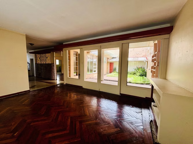 Se VENDE propiedad con casa en Paseo Colón. con uso mixto. - Imagen 17